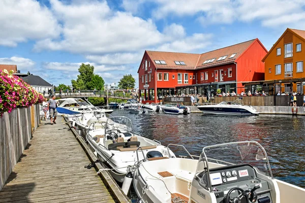 Kristiansand Norwegia Lipca 2017 Łodzie Motorowe Przejdź Kanał Dzielnicy Fiskebrygga — Zdjęcie stockowe