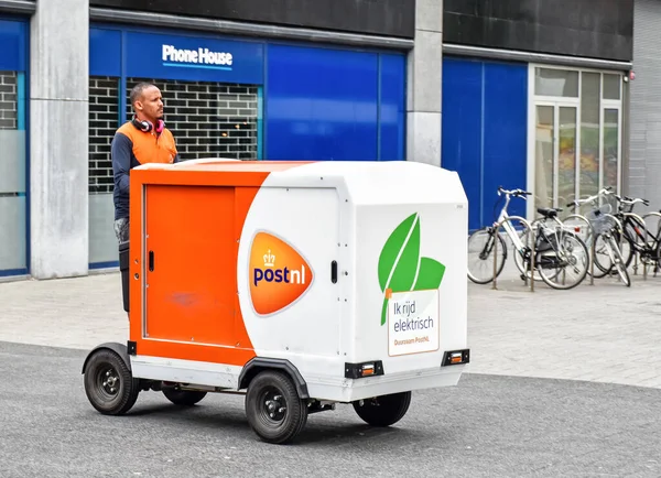 Роттердам Нідерланди Серпня 2018 Людина Керує Електромотором Поставки Голландського Посту Ліцензійні Стокові Зображення