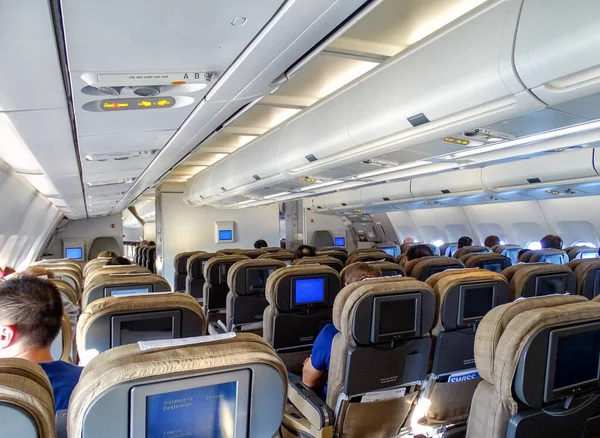 Hong Kong, Çin - 08 Şubat 2016: Hong Kong 'a iniş sırasında İsviçre Uluslararası Hava Yolları' na ait bir Airbus A340 uçağının iç görünümü.