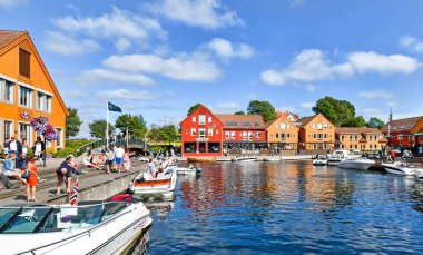 Kristiansand, Norveç - 19 Temmuz 2017: Kristiansand, Norveç Fiskebrygga İlçesi'nde bir kanal Motorbot gidin. 