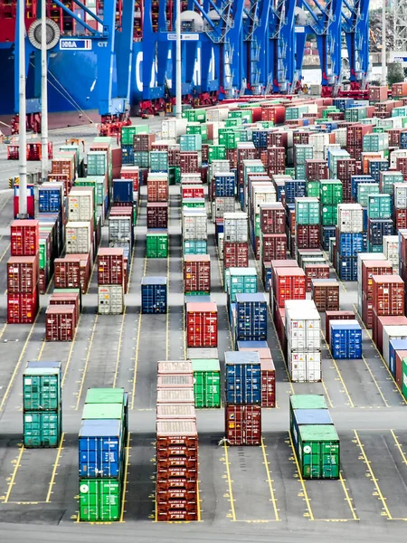 Hamburg, Almanya - 4 Ağustos 2018: Hamburg Limanı'nın Steinwerder Terminalinde birçok sıra yığılmış konteynırı görüntüleyin.