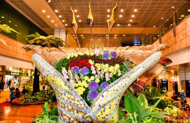 Changi, Singapur 17 Şubat 2017: Singapur Changi Havalimanı 'nda büyük çiçek süslemesi