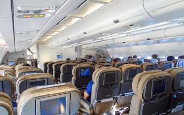 Hong Kong, Çin - 08 Şubat 2016: Hong Kong 'a iniş sırasında İsviçre Uluslararası Hava Yolları' na ait bir Airbus A340 uçağının iç görünümü.