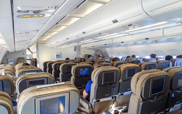 Гонконг, Китай - 08 февраля 2016 г.: Внутренний вид самолета Airbus A340 авиакомпании Swiss International Air Lines во время посадки в Гонконге
.