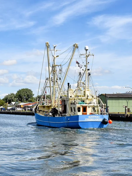 Buesum Německo Srpna 2018 Rybářský Člun Vstupuje Přístavu Busum Severní — Stock fotografie