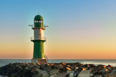 Almanya'da Warnemnde batı iskelesinde deniz feneri