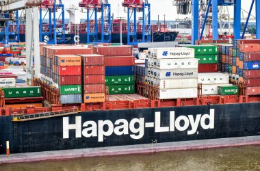 Hamburg, Almanya - 4 Ağustos 2018: Bir Hapag-Lloyd konteynır gemisi Hamburg Limanı 'ndaki Finkenwerder terminaline demir attı ve yükleniyor ve boşaltılıyor.