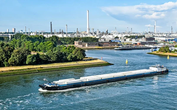 Utsikt Över Rotterdams Olje Och Kemikaliehamn Nederländerna Ett Containerfraktfartyg Som — Stockfoto