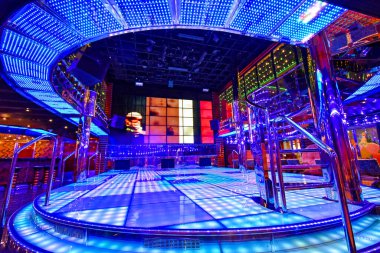 Kristiansand, Norveç - 19 Temmuz 2017: Kosta Crociere adlı nakliye şirketinin Costa Favolosa yolcu gemisinde Etoile gece kulübünün aydınlatılmış dans pisti