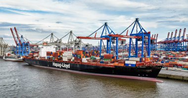 Hamburg, Almanya - 4 Ağustos 2018: Bir Hapag-Lloyd konteynır gemisi Hamburg Limanı 'ndaki Finkenwerder terminaline demir attı ve yükleniyor ve boşaltılıyor.