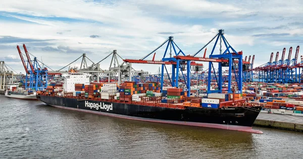 德国汉堡 2018年8月4日 一艘Hapag Lloyd集装箱船停泊在汉堡港的Finkenwerder码头 正在装卸 — 图库照片