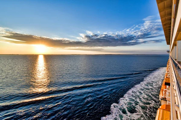 Reise Über Das Meer Bei Sonnenuntergang — Stockfoto