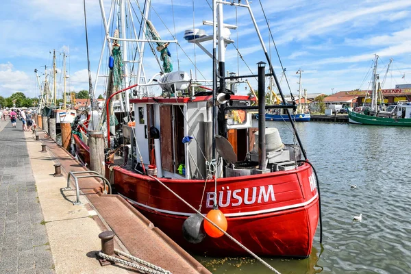 Buesum Alemania Agosto 2018 Pequeño Barco Pesquero Está Amarrado Puerto Fotos de stock libres de derechos