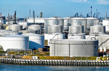 Hollanda 'daki Rotterdam petrol ve kimyasal limanında depolama tankları