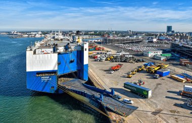 Southampton, Birleşik Krallık 6 Ağustos 2018: İngiltere 'nin Southampton limanındaki araç terminaline bakın. Araç nakliye gemisi FREEDOM rıhtıma demir attı. Birçok araç yüklemeye hazır..