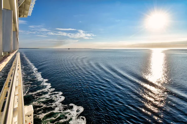 Reise Über Das Meer Bei Sonnenuntergang Stockbild