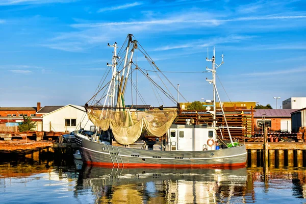 Fischtrawler Hafen Von Büsum Nordfriesland Deutschland lizenzfreie Stockfotos