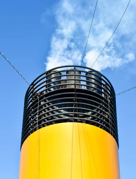 Chaminé Navio Cruzeiro Escapam Fumaça Gases Escape — Fotografia de Stock