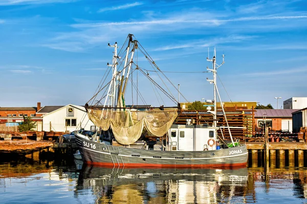 Büsum Deutschland August 2018 Fischtrawler Hafen Von Büsum Nordfriesland lizenzfreie Stockbilder
