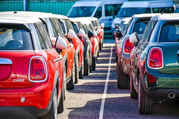 Southampton, Birleşik Krallık 6 Ağustos 2018: MINI Cooper arabaları Southapton limanında art arda sevkiyat için hazırdır (Birleşik Krallık).