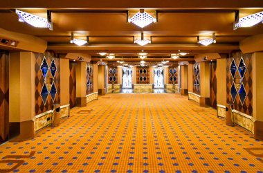 Kuzey Denizi - 19 Temmuz 2017: Costa Cruises adlı nakliye şirketinin Costa Favolosa yolcu gemisinin içindeki merdiven ve asansörler