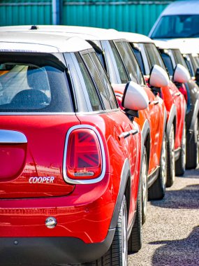 Southampton, Birleşik Krallık 6 Ağustos 2018: MINI Cooper arabaları Southapton limanında art arda sevkiyat için hazırdır (Birleşik Krallık).