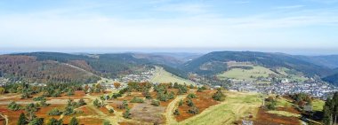 Ettelsberg Dağı 'ndan Almanya' nın alçak Sauerland sıradağlarına bakın.