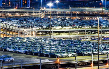 Southampton, Birleşik Krallık 6 Ağustos 2018: Birçok Range Rover off-road aracı geceleyin Southampton (Birleşik Krallık) limanındaki çok katlı bir otoparkta sevkiyata hazırdır..