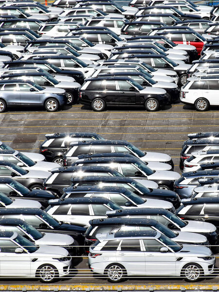 Саутгемптон, Великобритания 6 августа 2018 года: Многие внедорожники Range Rover готовы к отправке на многоэтажную автостоянку в порту Саутгемптон (Великобритания)
).