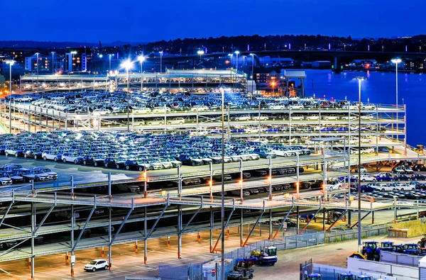 Southampton, Birleşik Krallık 6 Ağustos 2018: Birçok Range Rover off-road aracı geceleyin Southampton (Birleşik Krallık) limanındaki çok katlı bir otoparkta sevkiyata hazırdır..