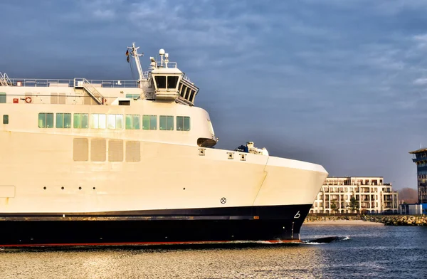 Una Grande Nave Traghetto Entra Nel Porto Rostock Germania — Foto Stock