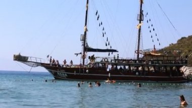 Büyük baba tekne su, tezgah yolcuların tam.