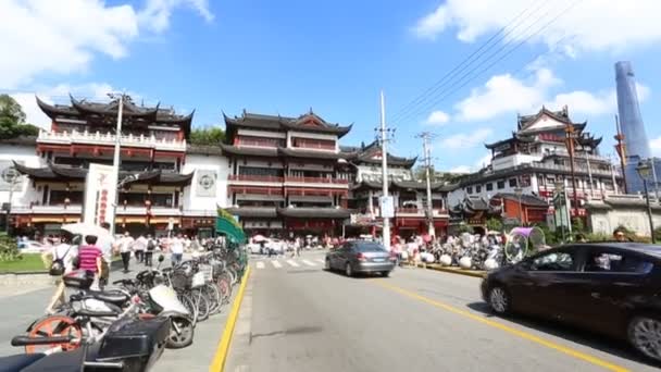 Chenghuangmiao ulice s hosty a budov ve stylu pagoda — Stock video