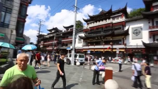 Chenghuangmiao ulice s hosty a budov ve stylu pagoda — Stock video