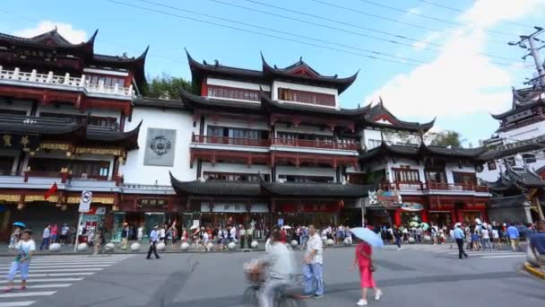 Rua Chenghuangmiao com viajantes e edifícios de estilo pagode — Vídeo de Stock