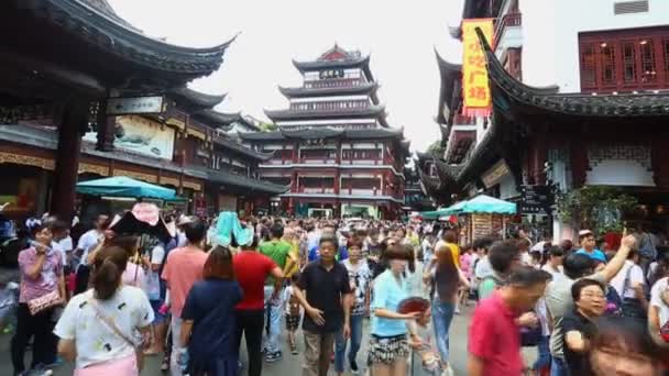 Chenghuangmiao ulice s hosty a budov ve stylu pagoda — Stock video