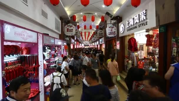 Chenghuangmiao улице с путешественниками и пагода стиле зданий — стоковое видео