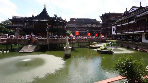 Chenghuangmiao street z podróżnych i budynków w stylu pagody — Wideo stockowe