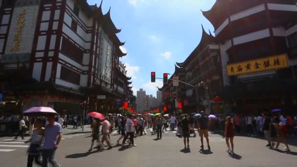 Chenghuangmiao ulice s hosty a budov ve stylu pagoda — Stock video