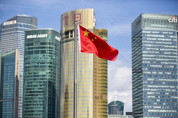 Shanghai lujiazui občanské krajinu Číny národní vlajky — Stock fotografie