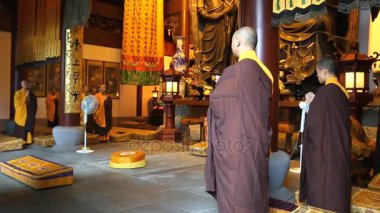 Budist rahipler uzun Wu Lamaserey dua sırasını şapka sarı.