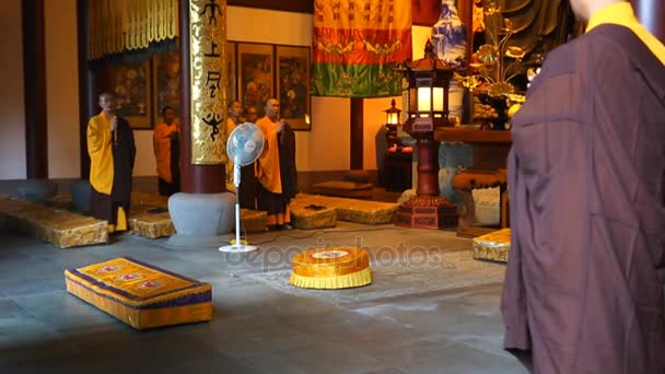Chapéu Amarelo ordem de monges budistas orando em Long Wu Lamaserey . — Vídeo de Stock