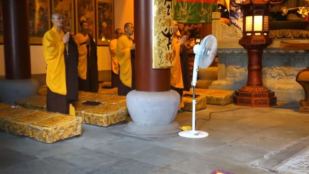 Żółty kapelusz zamówienia mnichów buddyjskich, modląc się o długo Wu Lamaserey. — Wideo stockowe