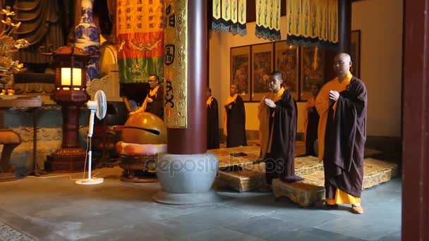 黄色の長い呉 Lamaserey で祈る僧侶の帽子順序. — ストック動画