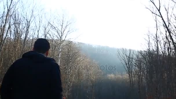 Человек гуляет в одиночестве в красивом утреннем туманном лесу . — стоковое видео