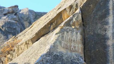Tarihi petrographs. Oymalar geri kalma 10 000 Bc, Qobustan, Azerbaycan.