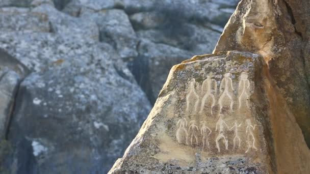 历史的 petrographs。可以追溯到公元前斯坦，阿塞拜疆 10 000 的雕刻. — 图库视频影像