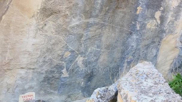 Petrografías históricas. Tallados que datan del año 10.000 a.C. en Gobustán, Azerbaiyán . — Vídeo de stock