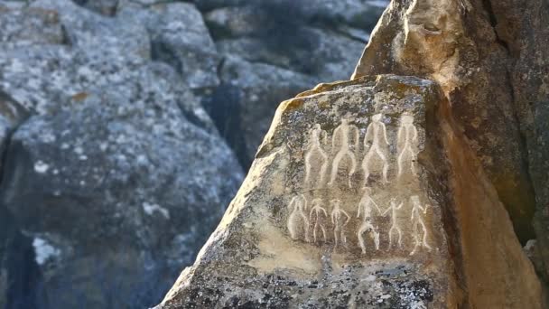 Historische petrographs. 10 000 Bc in Qobustan, Azerbaijan dateert houtsnijwerk. — Stockvideo