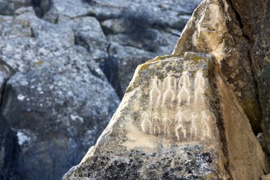 Tarihi petrographs. 10 000 Bc uzanan oymalar